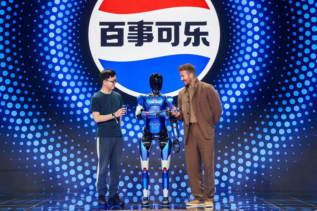 今年会机器人携手百事中国共创“百事蓝宝” 共燃渴望新章